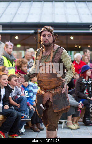 Great Yarmouth, au Royaume-Uni. 14 sept., 2013. Hors là de Festival. Ramshacklicious du Royaume-uni effectuer leurs Soupe Fink montrent à Yarmouth's new St George's Plaza. Un des actes à l'occasion du Festival International du Cirque et arts de rue © Adrian Buck/Alamy Live News Banque D'Images