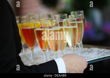 Verres colorés de bac rempli de Champagne Banque D'Images