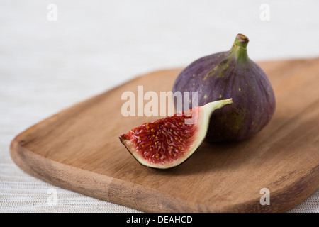 Ficus carica. Bursa figs sur une planche de bois. Banque D'Images