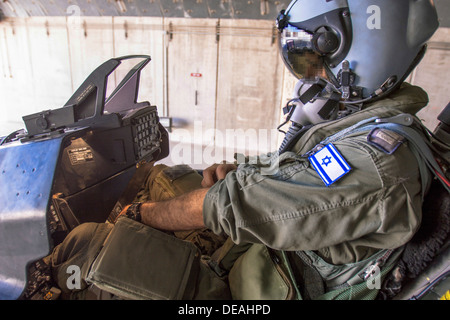 De l'air israélienne (IAF) F-16I pilote dans son cockpit. Visage déformé d'éviter la reconnaissance Banque D'Images