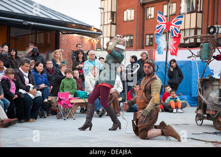 Great Yarmouth, au Royaume-Uni. 14 sept., 2013. Hors là de Festival. Ramshacklicious du Royaume-uni effectuer leurs Soupe Fink montrent à Yarmouth's new St George's Plaza. Un des actes à l'occasion du Festival International du Cirque et arts de rue © Adrian Buck/Alamy Live News Banque D'Images