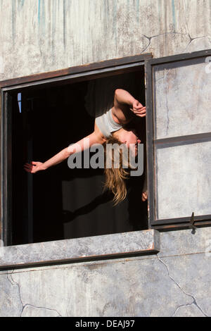 Là-Festival - Great Yarmouth, au Royaume-Uni. Artiste féminine du Circus Theatre company incliné Productions, pendant la performance du groupe, fragile en acte au Festival international annuel de cirque et arts de la rue Banque D'Images