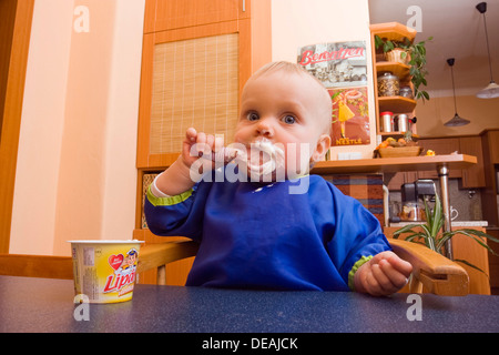 Bébé, 1 ans, manger Banque D'Images