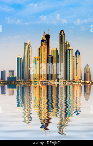 Skyline moderne de Dubaï avec de nombreux gratte-ciel reflétée dans la mer en Emirats arabes unis Banque D'Images