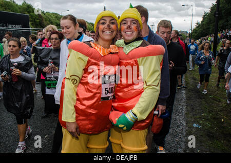 Newcastle-Upon-Tyne, Royaume-Uni. 15 septembre 2013. Glissières de prendre part à la 2013 Great North Run de Newcastle à South Shields. 55 000 coureurs ont pris part à la plus grande du monde de semi-marathon, qui a été remporté par Ethiopien Kenenisa Bekele, qui a battu de justesse Mo Farah. Crédit : Thomas Jackson/Alamy Live News Banque D'Images