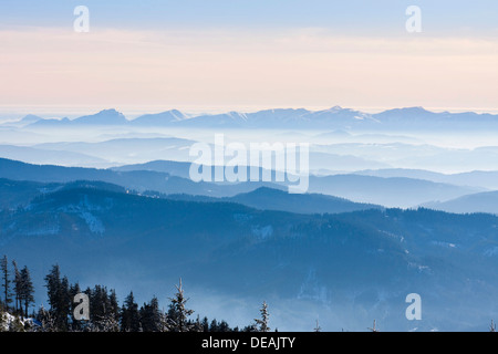 Hiver vue panoramique sur le parc national de Mala Fatra, Slovaquie, du Mont Lysa Hora, Beskides, zone naturelle protégée, en Moravie Banque D'Images