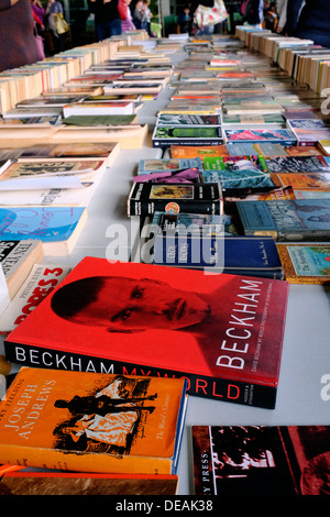 Livres de seconde main sur le marché stall, Southbank, Londres. ROYAUME-UNI Banque D'Images