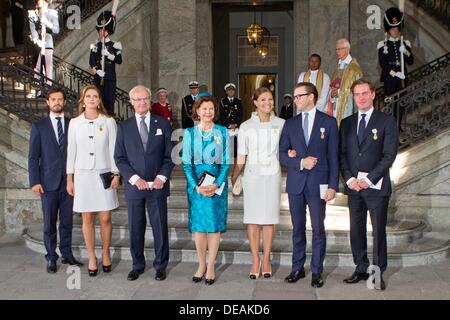 La Suède est le prince Carl Philip (L-R), la Princesse Madeleine, le Roi Carl Gustav, la reine Silvia, la princesse Victoria, Prince Daniel et Chris O'Neill arrivent pour le Te Deum d'action de grâces à la chapelle royale dans le Palais Royal, Stockholm, Suède, le 15 septembre 2013 pour célébrer le 40e anniversaire du roi sur le trône. Photo : Patrick van Katwijk Banque D'Images