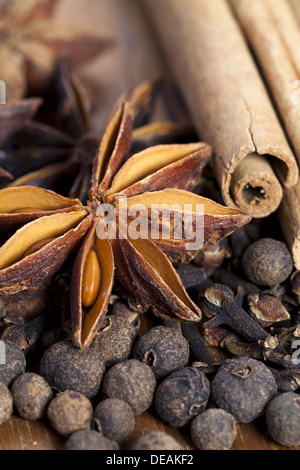 Assortiment d'épices de Noël sur planche de bois comme vue en gros Banque D'Images