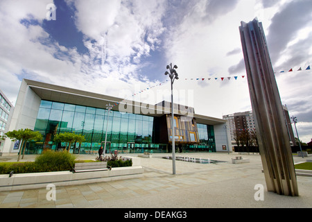 La performance de Doncaster, lieu Cast montrant "anum" sculpture dans le foregrond, Sir Nigel Gresley Square, Waterdale, Doncaster Banque D'Images