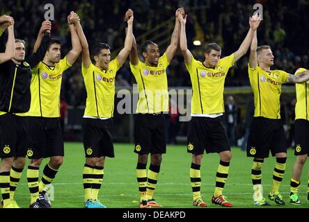 Les joueurs de Dortmund dont Pierre-Emerick Aubameyang (C) célébrer après avoir remporté la Bundesliga match de foot entre Borussia Dortmund et Hambourg SV à Dortmund, en Allemagne, le 14 septembre 2013. Dortmund a gagné 6-2. Photo : Friso Gentsch Banque D'Images