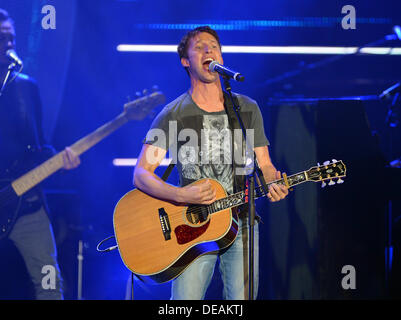 Baden-Baden, Allemagne. 14e Août, 2013. Le chanteur britannique James Blunt fonctionne à l'émission de télévision allemande 'SWR3 New Pop Festival ? Das spécial' à Baden-Baden, Allemagne, 14 septembre 2013. L'émission sera diffusée à la télévision allemande le 20 septembre 2013. Photo : Uli Deck/dpa/Alamy Live News Banque D'Images