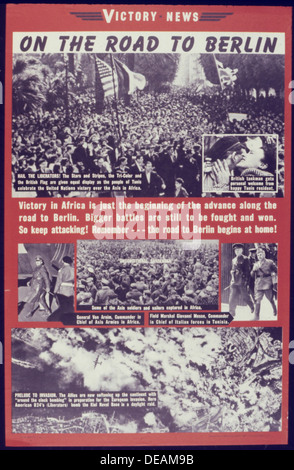 Cette image montre une scène de la route menant à Berlin, peut-être pendant la seconde Guerre mondiale ou dans la période d'après-guerre. Il capture un moment le long de la route, reflétant le voyage historique vers la capitale allemande, qui a été central pendant la guerre et les efforts de reconstruction ultérieurs. Banque D'Images