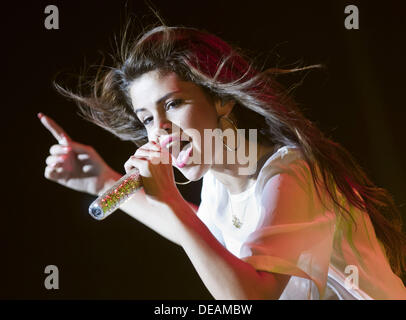 Francfort, Allemagne. 14e Août, 2013. US L'actrice et chanteuse Selena Gomez joue sur la scène au cours de sa première et seule l'Allemagne concert à Francfort, Allemagne, 14 septembre 2013. Photo : Frank Rumpenhorst/dpa/Alamy Live News Banque D'Images