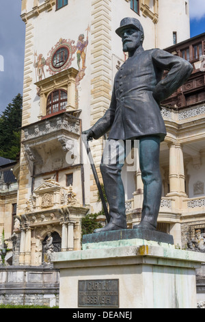 La Valachie, la Roumanie, le château de Peles de Sinaia, Le Roi Carol I statue Banque D'Images