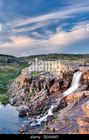 Cascade dans le Parc National de Rago, comté de Nordland, Norvège, Scandinavie, Europe Banque D'Images