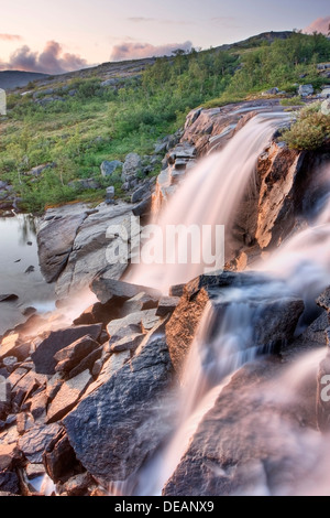 Cascade en Rago National Park, comté de Nordland, Norvège, Scandinavie, Europe Banque D'Images