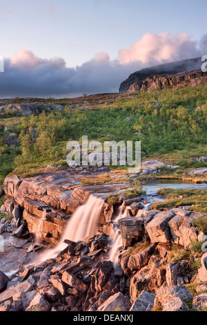 Cascade en Rago National Park, comté de Nordland, Norvège, Scandinavie, Europe Banque D'Images