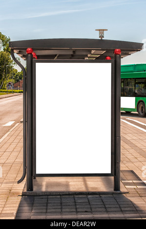 L'image d'un arrêt de bus avec un chèque en blanc pour votre publicité bilboard situé dans la ville suédoise de Angelholm. Banque D'Images