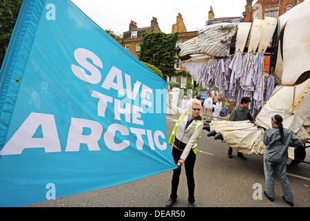 Londres, Royaume-Uni. 15 septembre 2013. Sauver l'Arctique Greenpeace Démonstration avec Aurora l'ours polaire à Londres Crédit : Paul Brown/Alamy Live News Banque D'Images