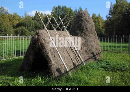 13 septembre 2013 - St Petersburg, Russie, Sestroretsk Ð Museum 'tente de Lénine. historique et culturel complexe musée dédié à Vladimir Lénine dans l'inondation. Cabane sur la rive orientale du lac de déversement a été la deuxième retraite de Vladimir Lénine près de Sestroretsk, en juillet-août 1917. Dans un déversement, Lénine a écrit son livre "L'état et la révolution", qui est devenu un classique parmi les écrits marxistes. (© Andreï Pronin / ZUMAPRESS.com) Banque D'Images