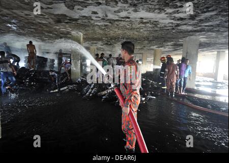 Dhaka, Bangladesh, Inde. 15e Août, 2013. La fumée s'élève d'une usine de vêtements en feu à Dhaka le 15 septembre 2013. Aucune victime n'a été signalée à partir de l'incendie à la Sicile de six étages de l'usine de vêtements. Le Bangladesh, le deuxième plus grand exportateur de vêtements avec ses usines de vêtements représentant 80 pour cent de ses expéditions outre-mer, a été frappé par une série de catastrophes récentes mettant en évidence les conditions de sécurité déplorables dans de nombreuses usines. Zakir Hossain Chowdhury Crédit : zakir/Alamy Live News Banque D'Images