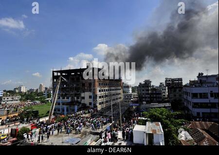 Dhaka, Bangladesh, Inde. 15e Août, 2013. La fumée s'élève d'une usine de vêtements en feu à Dhaka le 15 septembre 2013. Aucune victime n'a été signalée à partir de l'incendie à la Sicile de six étages de l'usine de vêtements. Le Bangladesh, le deuxième plus grand exportateur de vêtements avec ses usines de vêtements représentant 80 pour cent de ses expéditions outre-mer, a été frappé par une série de catastrophes récentes mettant en évidence les conditions de sécurité déplorables dans de nombreuses usines. Zakir Hossain Chowdhury Crédit : zakir/Alamy Live News Banque D'Images