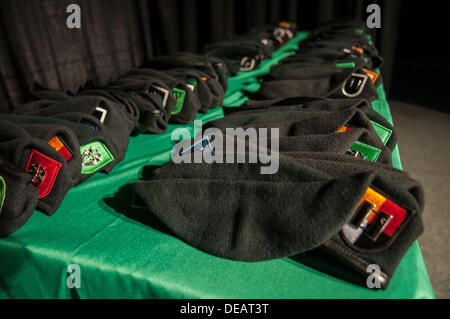 1 août 2013 - Raleigh, Caroline du Nord, États-Unis - bérets verts sont alignés sur une table à la Cumberland County Coliseum de Fayetteville, Caroline du Nord au cours de l'US Army Special Forces Qualification en cérémonie de remise des diplômes, le 1 août 2013. Les soldats de la classe 277 ont subi près de deux années d'entraînement intense de devenir membres d'élite de l'Armée de la force de guerre non conventionnelle qui fonctionnera sur les équipes du détachement opérationnel partout dans le monde. (Crédit Image : © Timothy L. Hale/ZUMA/ZUMAPRESS.com) fil Banque D'Images