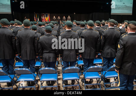 1 août 2013 - Raleigh, Caroline du Nord, États-Unis - Béret Vert de l'Armée américaine les soldats portent leurs bérets verts pour la première fois à la Cumberland County Coliseum de Fayetteville, Caroline du Nord au cours de l'US Army Special Forces Qualification en cérémonie de remise des diplômes, le 1 août 2013. Les soldats de la classe 277 ont subi près de deux années d'entraînement intense de devenir membres d'élite de l'Armée de la force de guerre non conventionnelle qui fonctionnera sur les équipes du détachement opérationnel partout dans le monde. (Crédit Image : © Timothy L. Hale/ZUMAPRESS.com) Banque D'Images