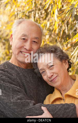 Portrait of senior couple sous les arbres, Beijing Banque D'Images