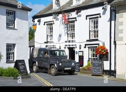 Land Rover de la conduite dans les rues étroites de Hawkshead, Parc National de Lake District, Cumbria, Angleterre, Royaume-Uni Banque D'Images