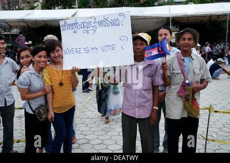 Phnom Penh, Cambodge sur Septembre 15th, 2013. Les partisans de Sam Rainsy holding "Où est mon vote" affiche bilingue rédigé en français et en Khmer. Sam Rainsy a été exilé en France pendant 4 ans et a bénéficié d'une grâce royale du roi du Cambodge et rentre au Cambodge le 19 juillet 2013. © Kraig Lieb Banque D'Images