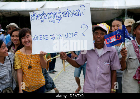 Phnom Penh, Cambodge sur Septembre 15th, 2013. Les partisans de Sam Rainsy holding "Où est mon vote" affiche bilingue rédigé en français et en Khmer. Sam Rainsy a été exilé en France pendant 4 ans et a bénéficié d'une grâce royale du roi du Cambodge et rentre au Cambodge le 19 juillet 2013. © Kraig Lieb Banque D'Images