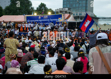 Phnom Penh, Cambodge sur Septembre 15th, 2013. Partisan de Sam Rainsy qui agitait un drapeau Cambodgien devant le Parti du Salut National Cambodge phase de protestation. Sam Rainsy a été exilé en France pendant 4 ans et a bénéficié d'une grâce royale du roi du Cambodge et rentre au Cambodge le 19 juillet 2013. Credit : Kraig Lieb / Alamy Live News Banque D'Images