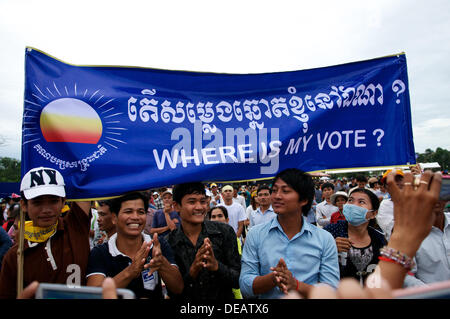 Phnom Penh, Cambodge sur Septembre 15th, 2013. Les partisans de Sam Rainsy holding "Où est mon vote" banner rédigé en français et en Khmer. Sam Rainsy a été exilé en France pendant 4 ans et a bénéficié d'une grâce royale du roi du Cambodge et rentre au Cambodge le 19 juillet 2013. © Kraig Lieb Banque D'Images