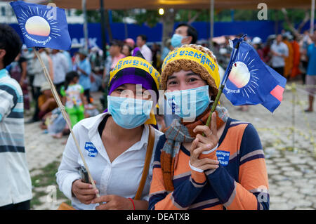 Phnom Penh, Cambodge sur Septembre 15th, 2013. Les militants protestent contre Sam Rainsy, en harmonie, les résultats des élections nationales au cours d'une démonstration de sauvetage National Cambodge partie. Certains partisans de Sam Rainsy dans l'auditoire porter masque de visage dans la crainte de représailles de Hun Sen et son gouvernement actuel. Sam Rainsy a été exilé en France pendant 4 ans et a bénéficié d'une grâce royale du roi du Cambodge et rentre au Cambodge le 19 juillet 2013. Credit : Kraig Lieb / Alamy Live News Banque D'Images