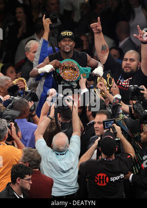 Las Vegas, Nevada, USA. 14e Août, 2013. 'Argent' Floyd Mayweather JR. ascenseurs les courroies après avoir vaincu Saul 'Canelo Alvarez' par décision majoritaire pour le Super titre de Champion du Monde Poids welter sur samedi soir au MGM Grand Garden Arena de Las Vegas. Credit : Craig Durling/ZUMAPRESS.com/Alamy Live News Banque D'Images