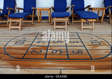 Des chaises longues sur le pont d'un navire de croisière. Banque D'Images