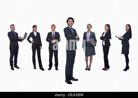 Groupe de gens d'affaires moyen d'affilée, portrait, pleine longueur, studio shot Banque D'Images