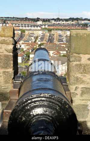 Canon à partir du siège de Derry donnant sur le Bogside nationaliste, Derry, Londonderry, en Irlande du Nord, Royaume-Uni Banque D'Images