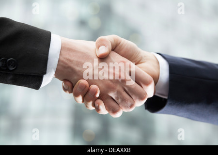 Close-up of two businessmen shaking hands Banque D'Images