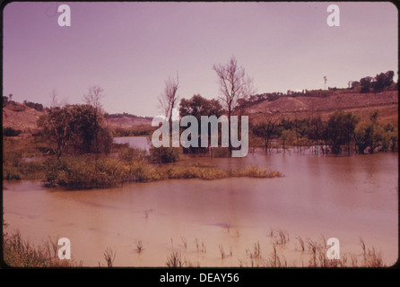 Cette image montre les conséquences environnementales de l'exploitation minière à ciel ouvert par les compagnies charbonnières, qui a entraîné des inondations dans une zone au sud de l'Interstate 70. L'image souligne l'impact des activités industrielles sur l'environnement. Banque D'Images