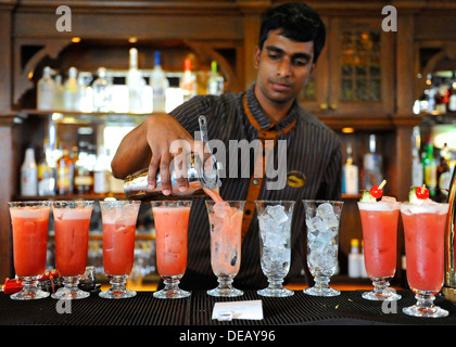 Barman de l'hôtel Raffles à Singapour faisant de la célèbre boisson cocktail Singapore Sling Banque D'Images