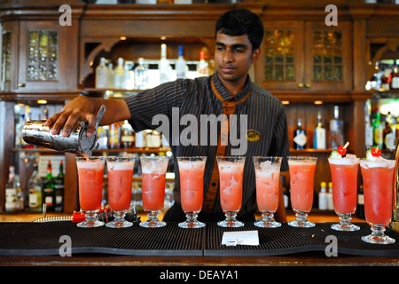 Barman de l'hôtel Raffles à Singapour faisant de la célèbre boisson cocktail Singapore Sling Banque D'Images