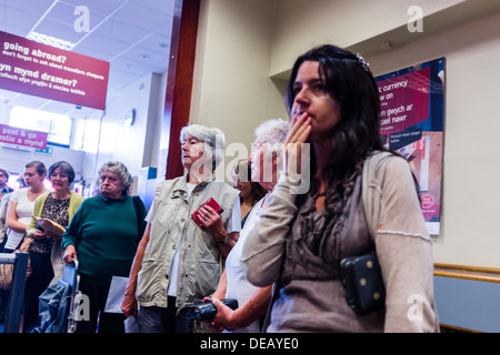 Les gens font la queue pour service à un bureau de poste UK Banque D'Images