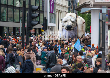 Londres, Royaume-Uni. 15 sept 2013. Foules entourent la marionnette ours polaire géant qu'il s'approche de l'AC du Shell dans la région de Waterloo. Crédit : Paul Davey/Alamy Live News Banque D'Images