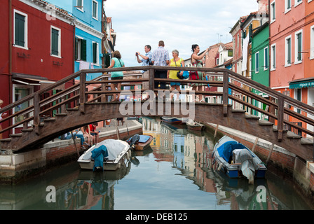 Maisons sur le front de mer, Burano, Venise, Vénétie, Italie, Europe Banque D'Images