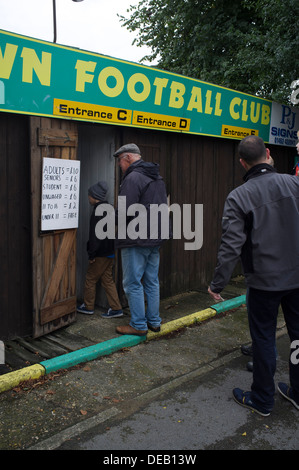 Vue générale de spectateurs entrant dans la ville de Hitchin sur FC match day par tourniquets à l'ancienne. Banque D'Images