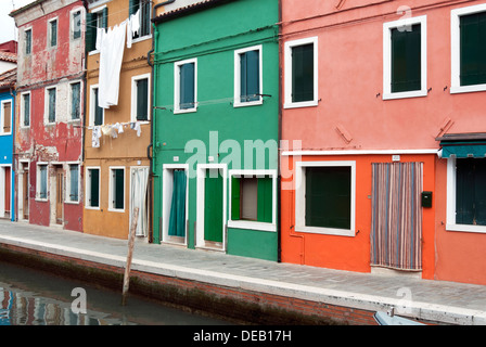 Maisons sur le front de mer, Burano, Venise, Vénétie, Italie, Europe Banque D'Images