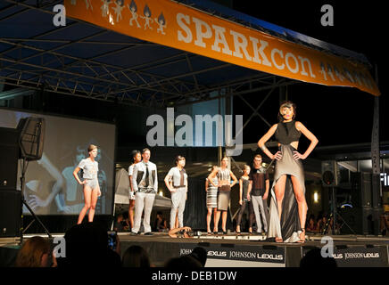 Raleigh, Caroline du Nord, USA, 14 Septembre 2013 : défilé au SPARKcon art festival. Vêtements de designer des modèles montrant Keely Cansler. © Rose-Marie Murray/Alamy Live News Banque D'Images